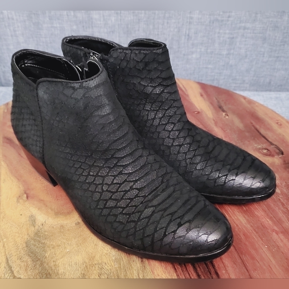 SAM EDELMAN Pretty Western Style Ankle Boot Snakeskin Design Black Size 7